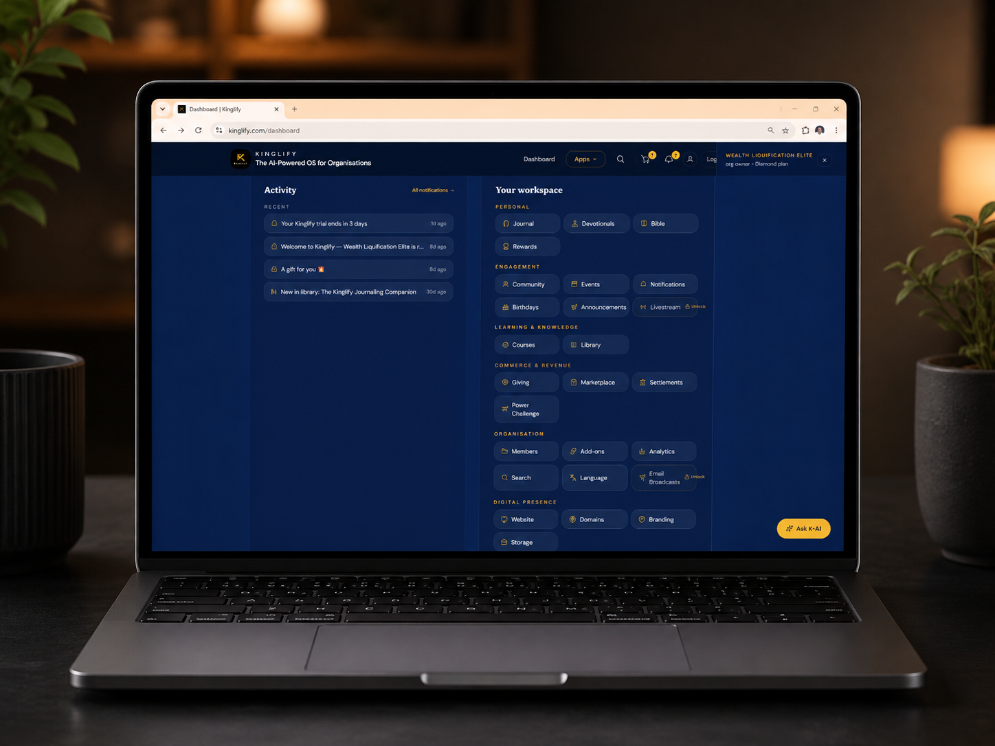 O espaço de trabalho da Kinglify em um laptop — todos os módulos da organização em uma única grade